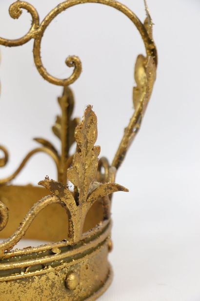 null Gilded painted metal crown with foliage decoration and decorated with a summit...
