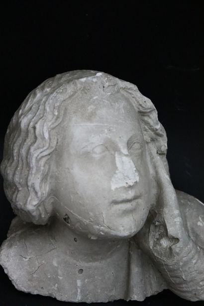 null Sculpture en plâtre patiné représentant un ange dans le goût du Moyen-Âge. 
H_24...