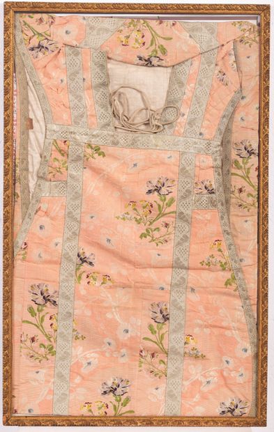 null Chasuble in embroidered silk with floral decoration decorated with a silver...