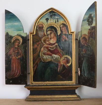 null Triptyque de voyage figurant la Sainte Famille entourée d'anges. 
Huile sur...