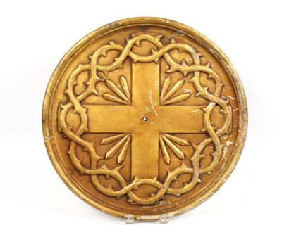null Gilded wood medallion decorated with the cross and the crown of thorns. 
XXth...