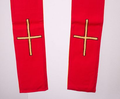 null Réunion de deux étoles religieuse en soie brodées.
La première à décor de croix...