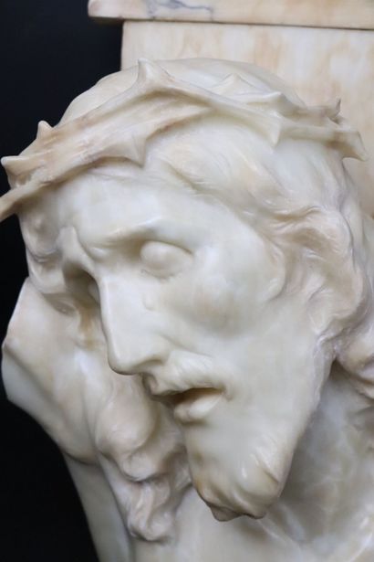 null Italian school of the XIXth century.
Large bust of Christ in patinated marble,...