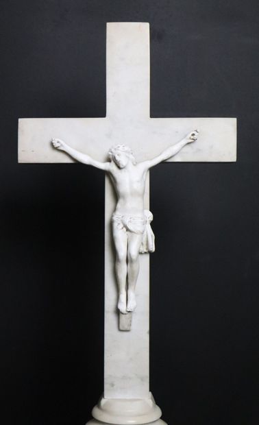 null École française du XIXème siècle.
Crucifix en marbre blanc, le Christ en biscuit.
H_62...