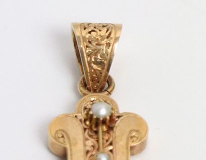 null Cross in yellow gold set with eleven pearls.
Gross weight: 8.81 grams, 750°/00
H_8...