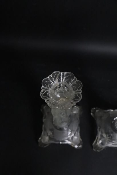 null PORTIEUX. 
Paire de bougeoirs en cristal pressé moulé à décor de la Vierge au...