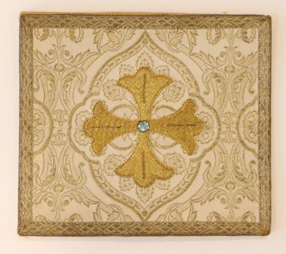 null Meeting of three squares and a religious apron in embroidered fabric.
XXth century....