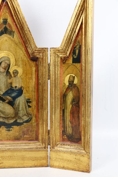 null Triptych of travel in gilded wood of architectural form. 
It is decorated with...