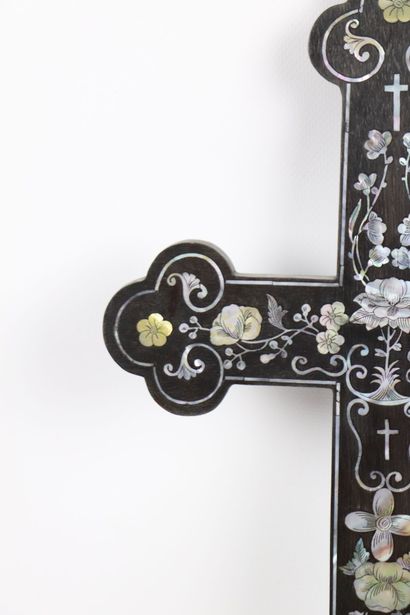 null SOUTHEAST ASIA.
Cross in blackened wood with inlaid mother-of-pearl burgau decoration...