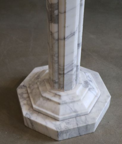 null White marble stoup. 
The base and the stepped container sectioned. 
XXth century....