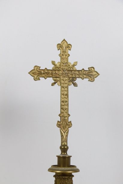 null Paire de croix d'autel en bronze et métal doré. 
La base formé de flambeaux...