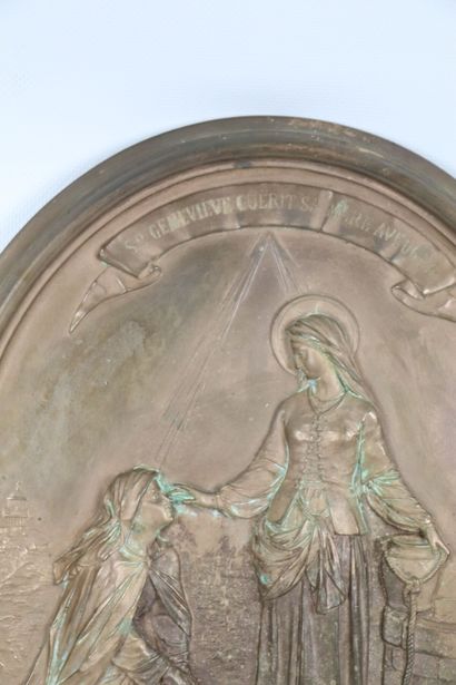 null Narcisse COTTE (1828-1892).
Saint Genevieve heals her blind mother.
Oval medallion...