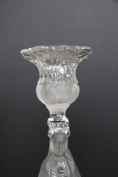 null PORTIEUX. 
Paire de bougeoirs en cristal pressé moulé à décor de la Vierge au...