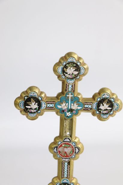 null Cross on a circular base in gilded metal and micromosaics decorated with doves....
