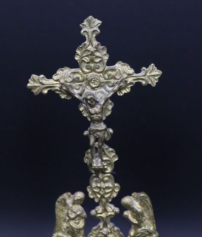 null Petit ciboire en bronze ajouré à décor de médaillons crucifiés.
XIXème siècle....