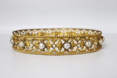 null Gilded metal, rhinestones and fake pearls crown with floral openwork decoration.
End...