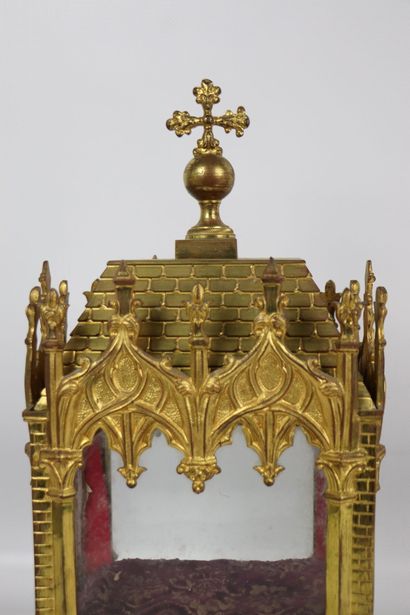 null Important reliquary in bronze and gilded metal, all glass face. 
It represents...