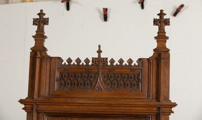 null Carved oak cathedra, the high back with neo-gothic cathedral decoration.
XIXth...