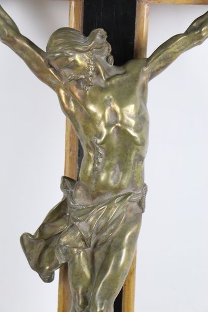 null Christ en croix en bronze doré, sur une croix en bois noirci et résineux.
Fin...