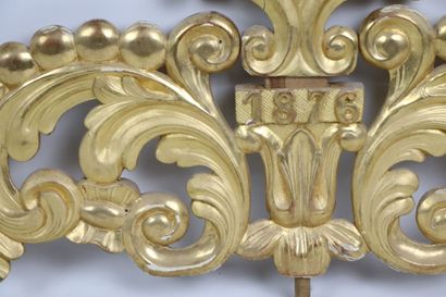 null Gilded wood pediment with scrolls and acanthus leaves, topped by a cross. 
Dated...