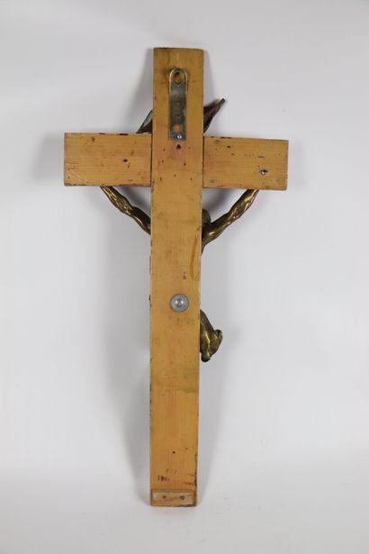 null Christ en croix en bronze doré, sur une croix en bois noirci et résineux.
Fin...
