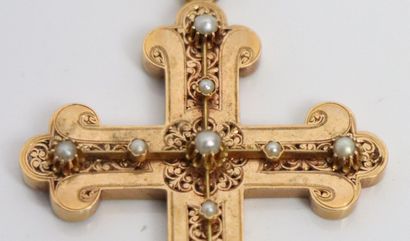 null Cross in yellow gold set with eleven pearls.
Gross weight: 8.81 grams, 750°/00
H_8...