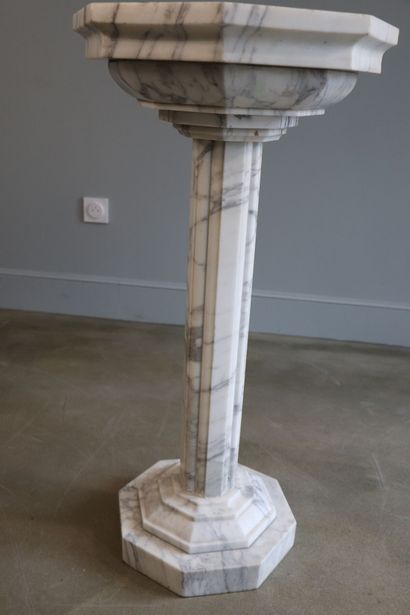 null White marble stoup. 
The base and the stepped container sectioned. 
XXth century....