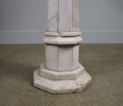 null Stoup in marble slabs with facets. 
The octagonal base. 
XXth century.
H_95...