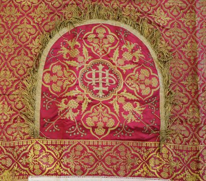 null Chasuble cape religieuse en tissu rouge à riche décor doré brodé de feuillages...