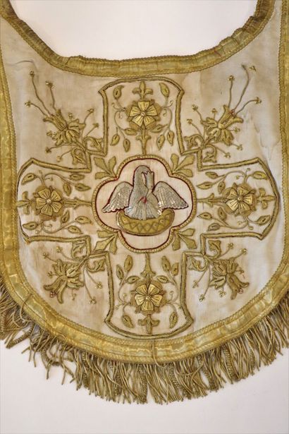 null Tablier religieux en tissu blanc brodé de fils or et argent à décor d'une croix...