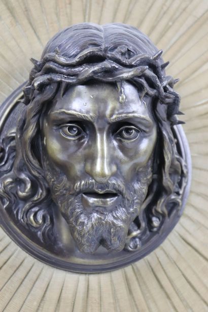 null L. BRUNSWICK (actif au XXème siècle).
Le visage du Christ en médaillon, régule...