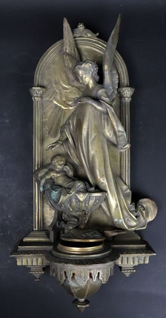 null Bénitier en bronze doré figurant un ange bénissant un enfant dans son berceau....