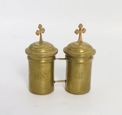 null Croix et ampoules à saintes huiles en bronze doré. 
Fin du XIXème siècle ou...