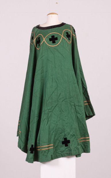 null Meeting of liturgical facings in green fabric with decoration of cross and gilded...