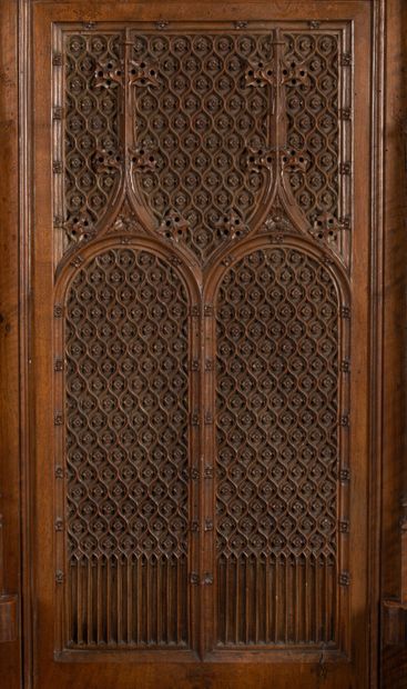 null Carved oak cathedra, the high back with neo-gothic cathedral decoration.
XIXth...
