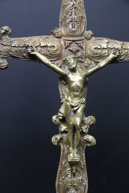 null Christ en croix en régule à patine doré. 
La croix richement décoré de feuillages....
