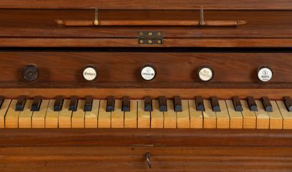 null Harmonium in veneer with two columns. 
five stops. 
Small damages, to be revised
H_86,5...