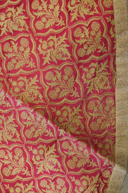 null Chasuble cape religieuse en tissu rouge à riche décor doré brodé de feuillages...