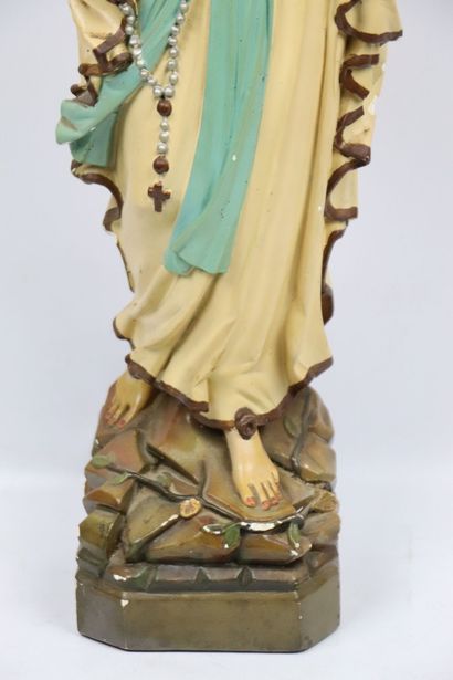 null École française du XXème siècle.
La Sainte Vierge.
Sculpture en plâtre peint.
H_67...