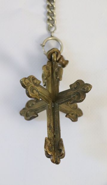 null Three-dimensional cross in gilded bronze. 
It is retained by a chain with large...