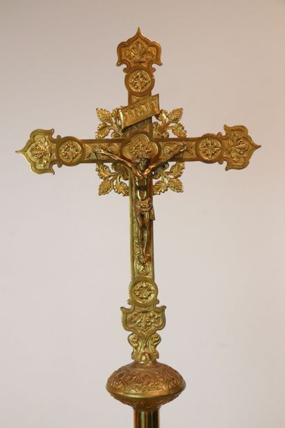 null Croix de procession en bronze et laiton à décor d'un Christ. 
Le fût bagué....