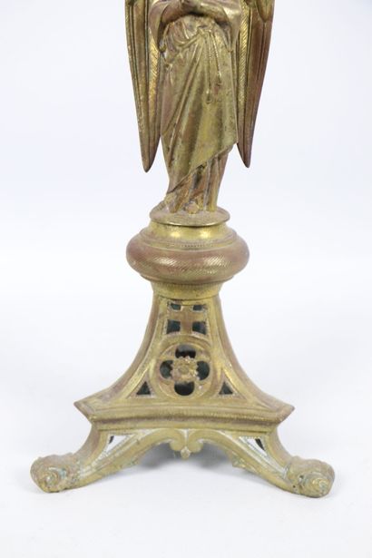 null Pique-cierge en bronze doré, le fût figurant un ange priant sur une base tripode...