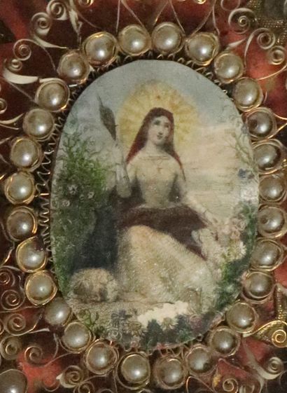 null Reliquaire en bois noirci à décor en paperolles et perles figurants Sainte Julie...