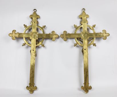 null Pair of crucifixes in patinated brass.
XIXth century.
H_47 cm.