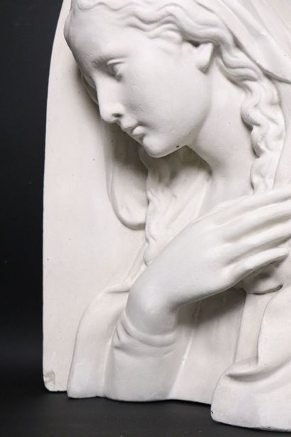 null École française du XXème siècle.
La Vierge Marie. 
Sculpture haut relief en...