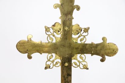null Crucifix d'autel en bronze doré à riche décor ajouré. 
La base tripode à enroulements...