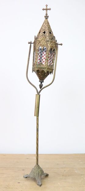 null Lanterne de procession en laiton monté sur un piètement en bronze, à décor de...