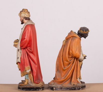 null Deux importants santons en terre cuite peinte polychrome, figurant les rois...