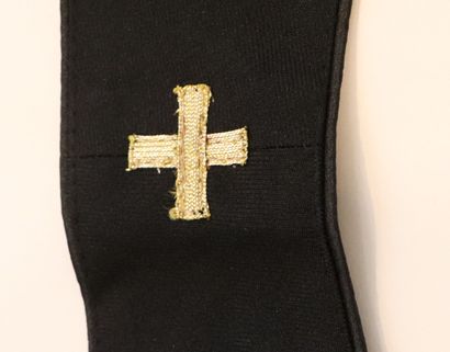 null Etole religieuse en tissu noir rehaussé de rinceaux dorés brodés.
XXème siècle....