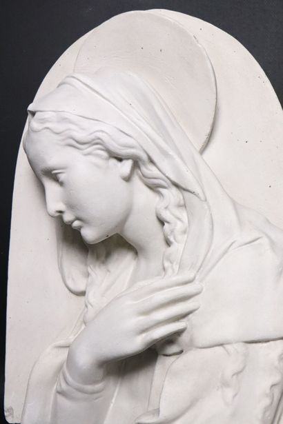 null École française du XXème siècle.
La Vierge Marie. 
Sculpture haut relief en...